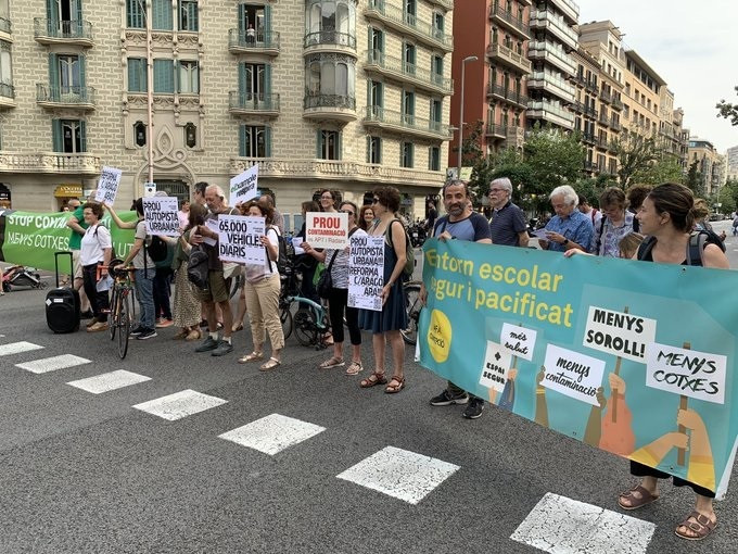 EuropaPress 5267526 trenta veïns barcelona tallen carrer arago exigir reforma