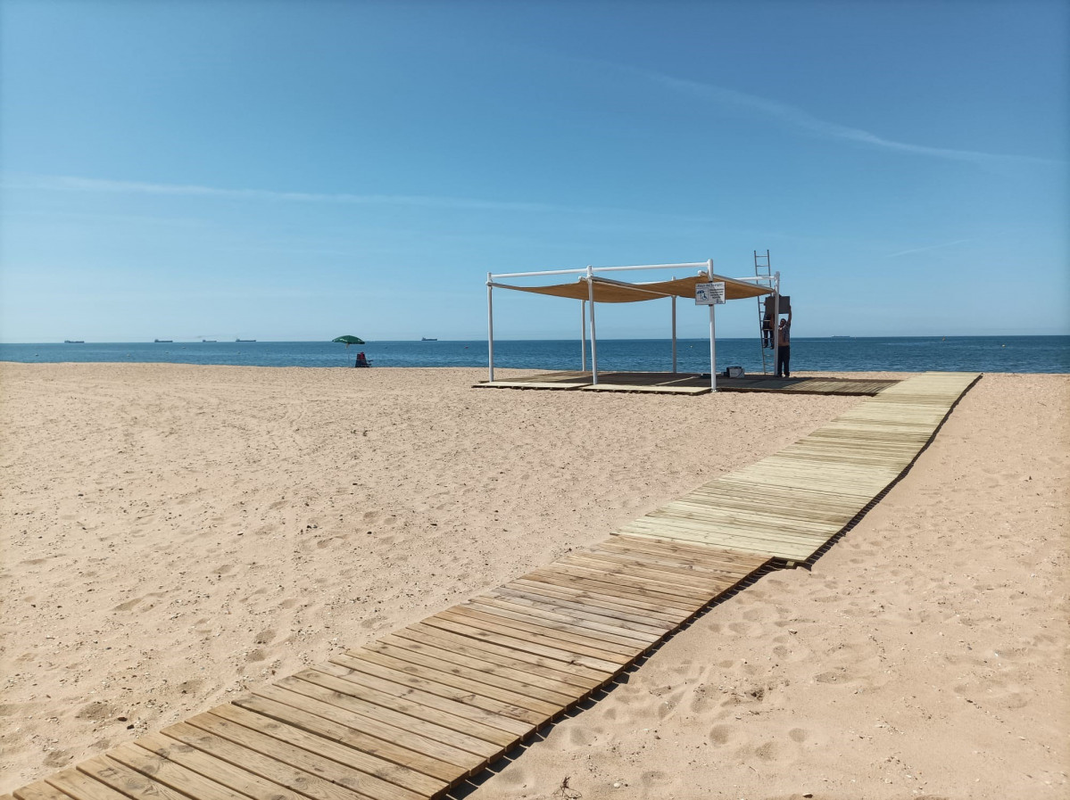Inici de la temporada d'estiu a la platja de l'Espigón de Huelva.
