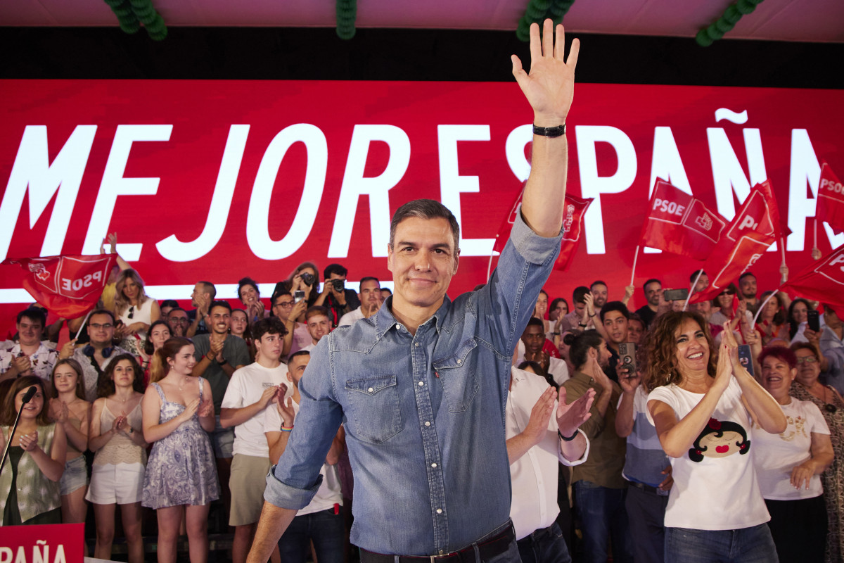 El president del govern d'Espanya i secretari general del PSOE, Pedro Sánchez, durant l'acte públic a la caseta municipal de Dos Hermanas, a 17 de juny de 2023 a Sevilla (Andalusia, Espa