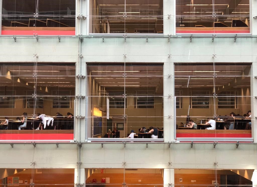 Imatge d'arxiu - Alumnes s'examinen de les PAU 2023 a la UPF de Barcelona