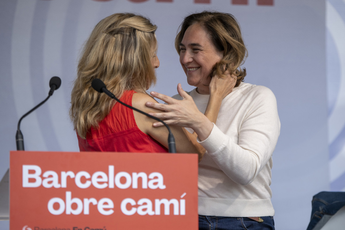 Arxiu - La vicepresidenta segona i ministra de Treball, Yolanda Díaz, abraça l'alcaldessa de Barcelona i candidata de BComú a la reelecció, Ada Colau, en un míting al Mirador del Carmel, a