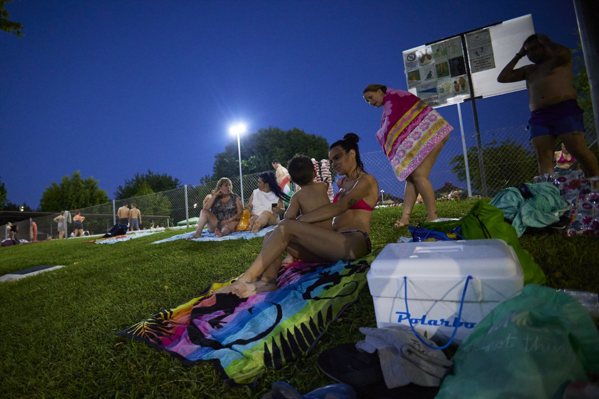 EuropaPress 5296993 família gespa piscina municipal gines 26 juny 2023 sevilla andalucia