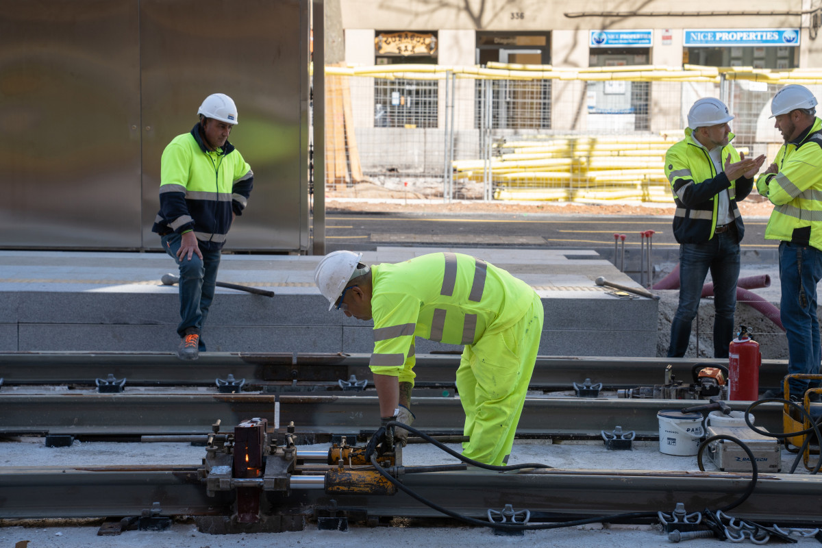 Arxiu - Un grup d'obrers treballen a les obres del tramvia i d'urbanització de l'entorn, el 20 de març del 2023, a Barcelona, Catalunya (Espanya).