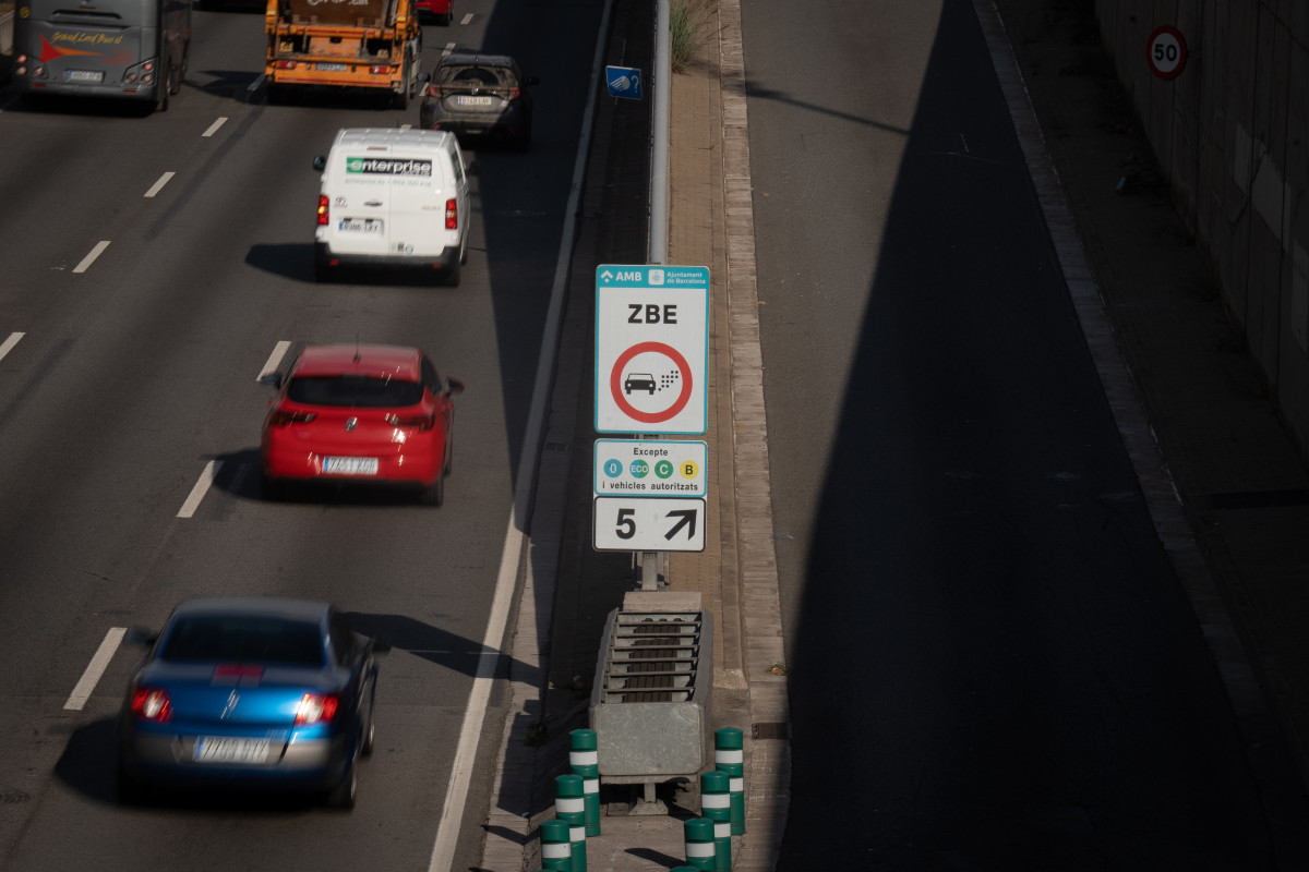 Arxiu - Cartell que delimita la Zona de Baixes Emissions (ZBE), el 31 de desembre de 2022, a Barcelona, Catalunya (Espanya). La sentència del Tribunal de Justícia de la Unió Europea va condemnar el pas