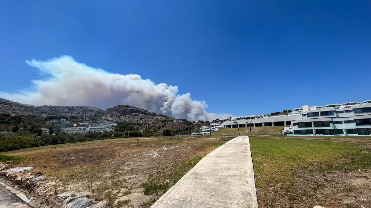 EuropaPress 5347080 july 22 2023 bonics bonics greece smoke from wildfires looms over the