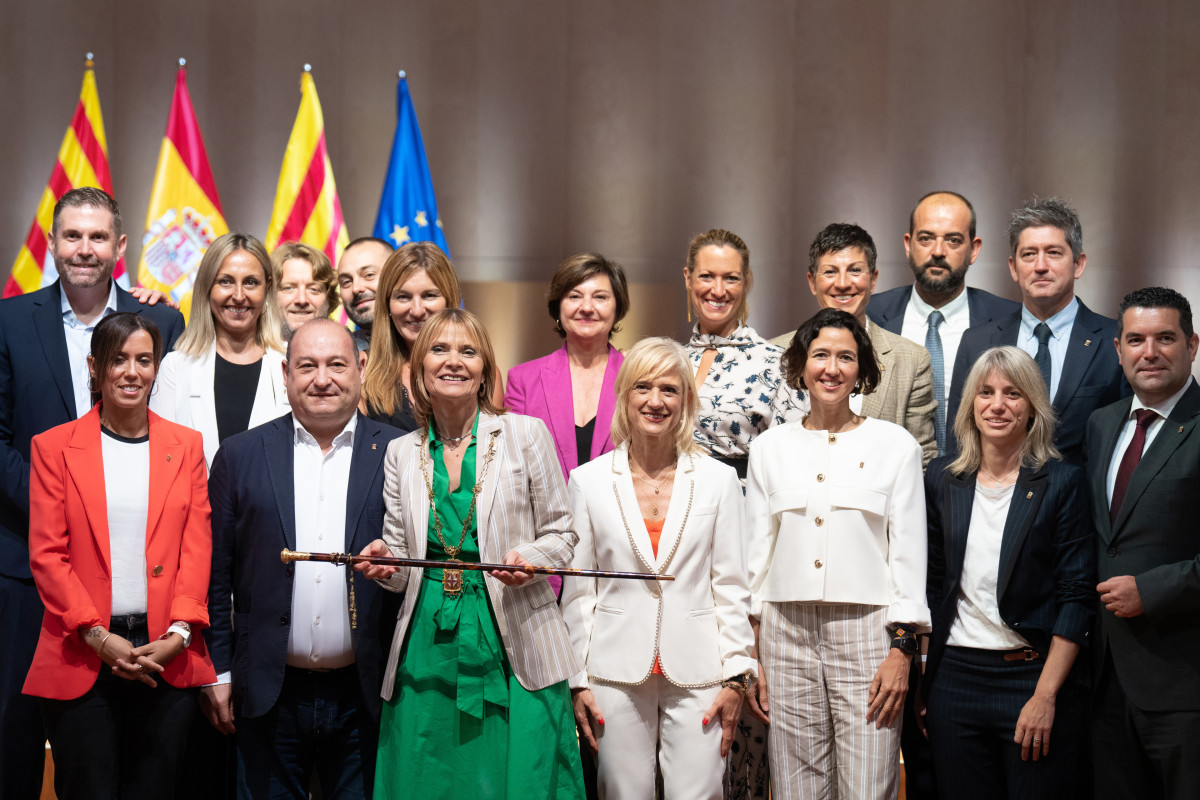 La nova presidenta de la Diputació de Barcelona, Lluïsa Moret (c), posa amb la vara del seu nou càrrec durant el ple de constitució de la Diputació de Barcelona, al Paranimf de l'Escola Industrial, el 13 de juliol de 2023, a Barcelona, Catalunya