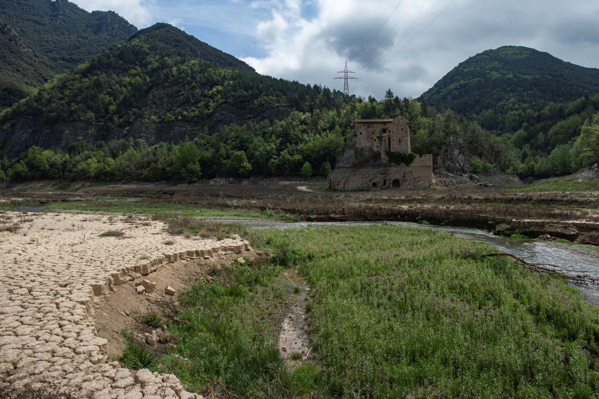 Arxiu - Zona seca al pantà de la Baells a l'abril