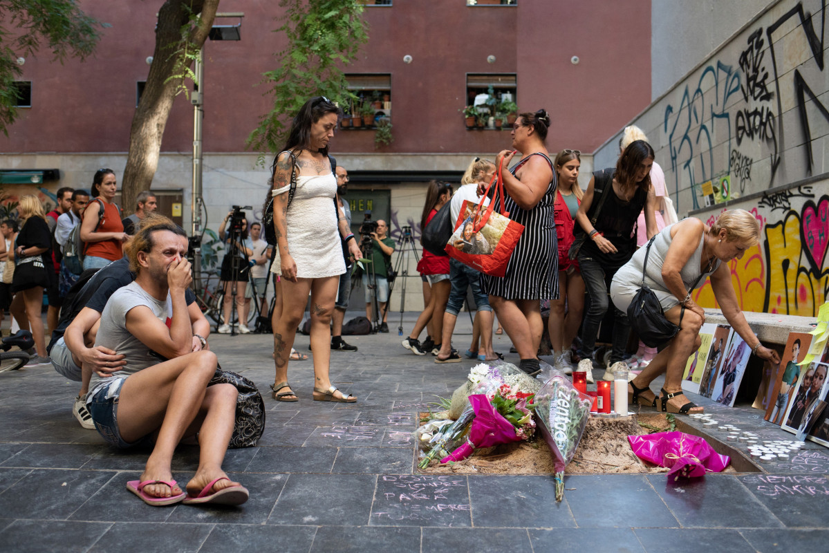 Acte de record a Saimira, la noia de 20 anys que va morir dijous al caure-li a sobre una palmera al barri del Raval de Barcelona. El 4 d'agost del 2023.