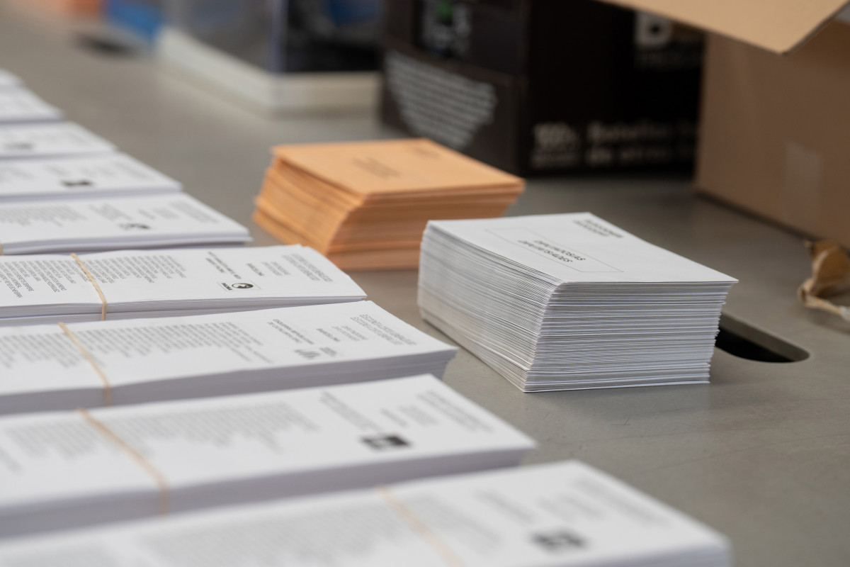 Material electoral per a les properes eleccions generals del 23 de juliol al magatzem d'urnes, el 18 de juliol del 2023, a Barcelona, Catalunya (Espanya).