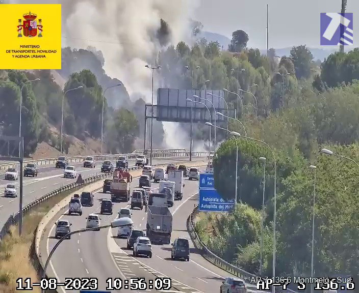 Un incendi al marge de l'AP-7 a Montmeló (Barcelona) activa 10 dotacions de Bombers