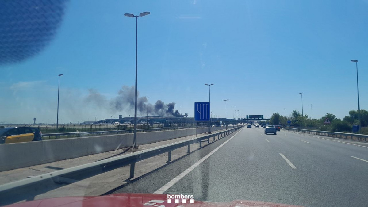 La columna de fum generada per l'autobús des de l'autopista