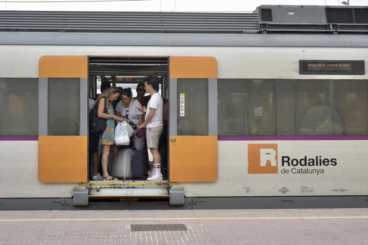 EuropaPress 5382381 diverses persones interior tren vilanova geltru estacions afectades 16