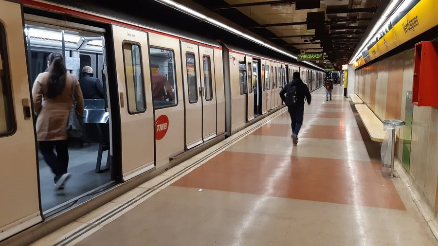 Arxiu - L'estació de metro Verdaguer de la L4 de Barcelona.