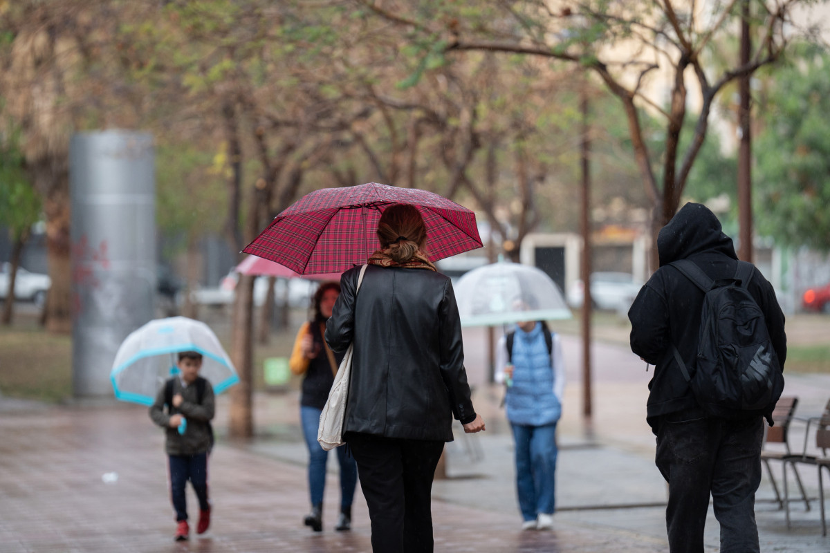 Arxiu - Diverses persones amb paraigües passegen per un dels carrers de la ciutat, a 12 de maig de 2023, a Barcelona, Catalunya (Espanya)