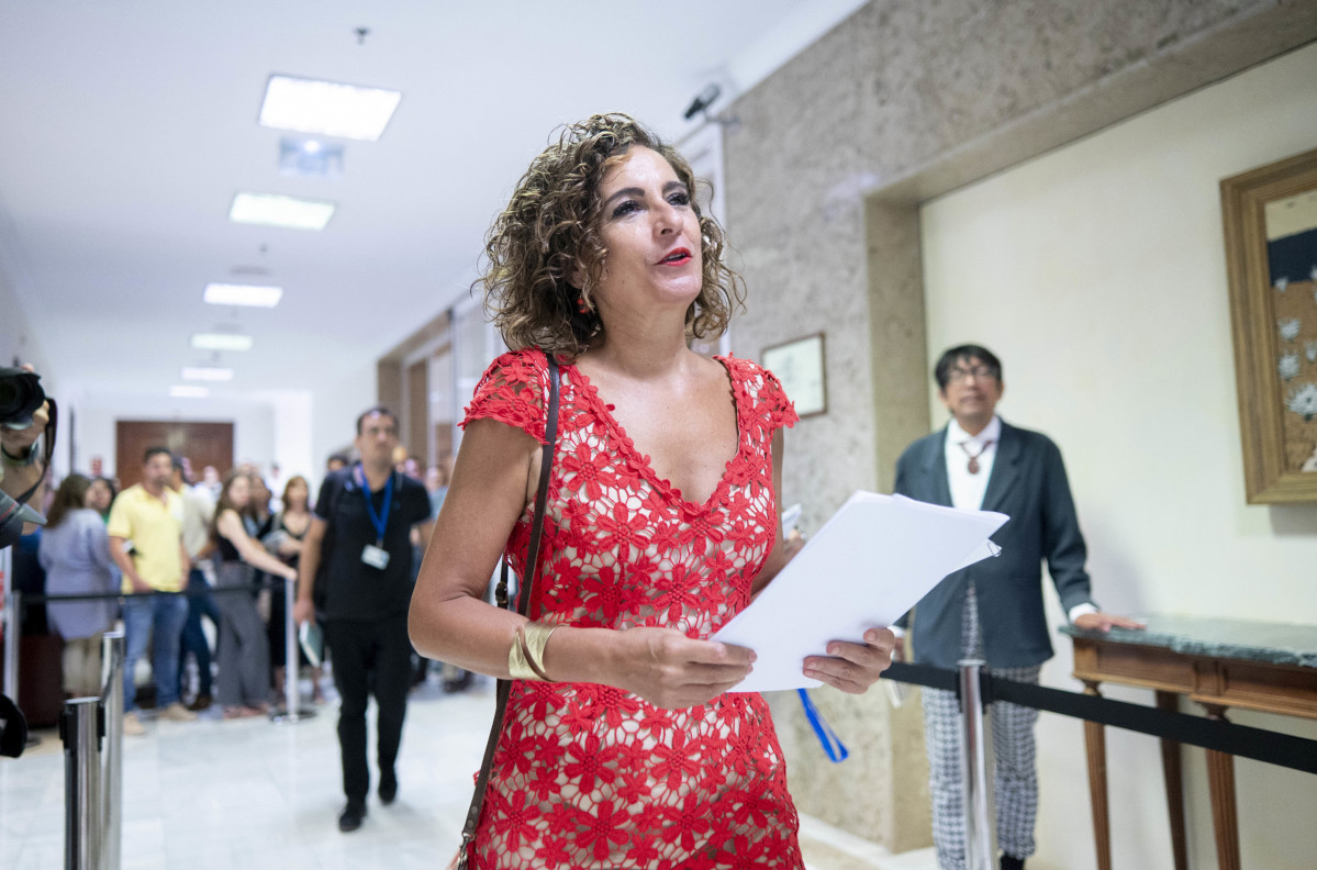 La ministra d'Hisenda i Funció Pública en funcions, María Jesús Montero, en arribar a presentar les seves credencials al Congrés, el 16 d'agost del 2023, a Madrid (Espanya).