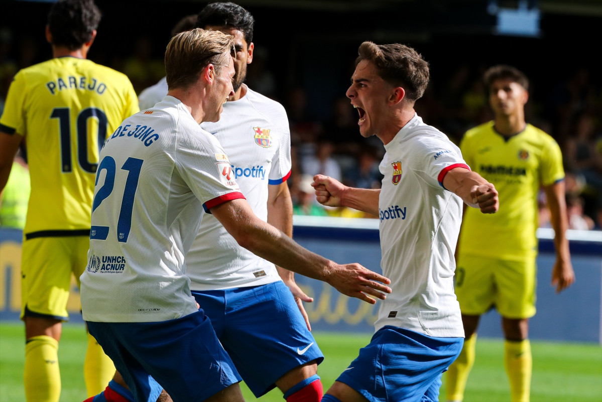 EuropaPress 5401514 frenkie jong of barcelona celebrats goal with teammates durant el català