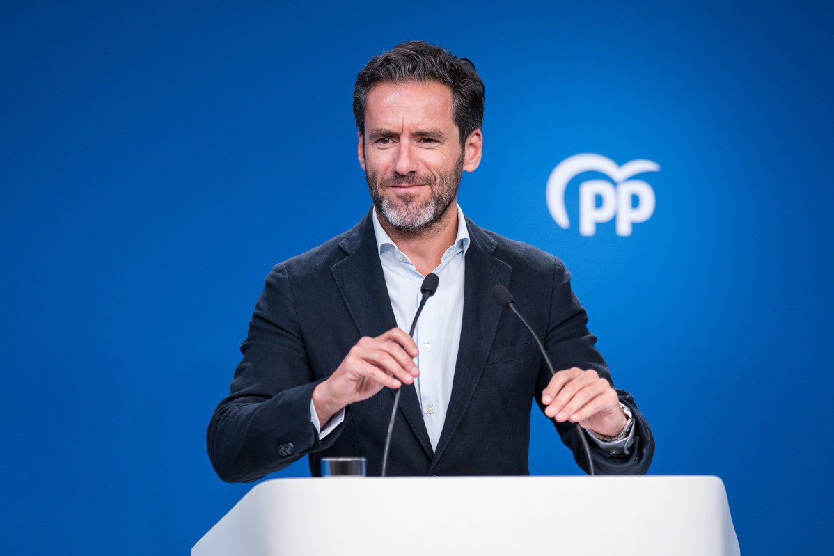 El vicesecretari de Cultura i Societat Oberta del PP, Borja Sémper, durant una roda de premsa posterior a la reunió del Comitè de Direcció del Partit Popular, a la seu nacional del PP, el 28 d'agost del 2023, a Madrid (Espanya). Durant la compar
