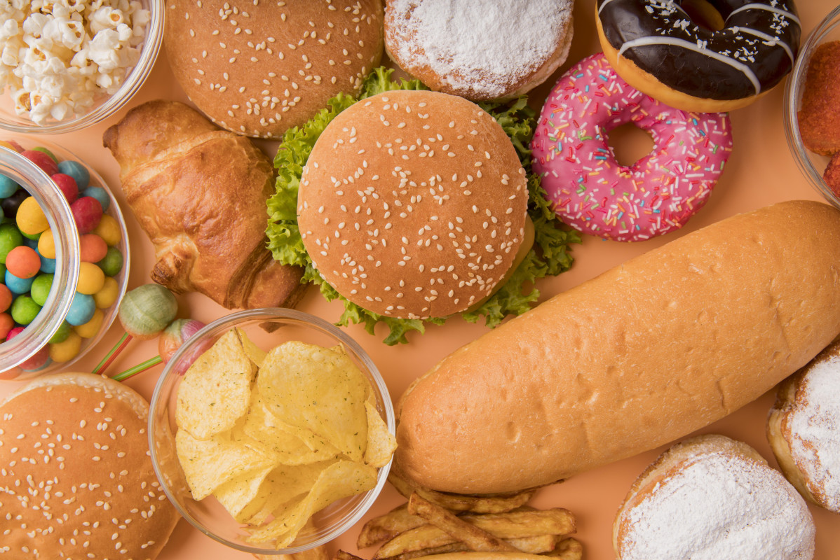 Vista superior aliments refrigeris poc saludables