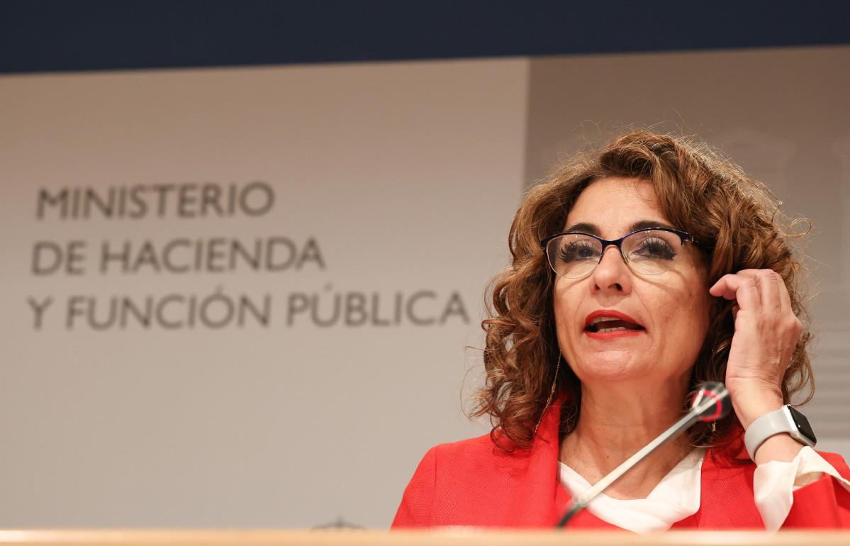 Archivo - La ministra de Hacienda y Función Pública, María Jesús Montero, ofrece una rueda de prensa en la sede del Ministerio, a 30 de marzo de 2023, en Madrid (España).