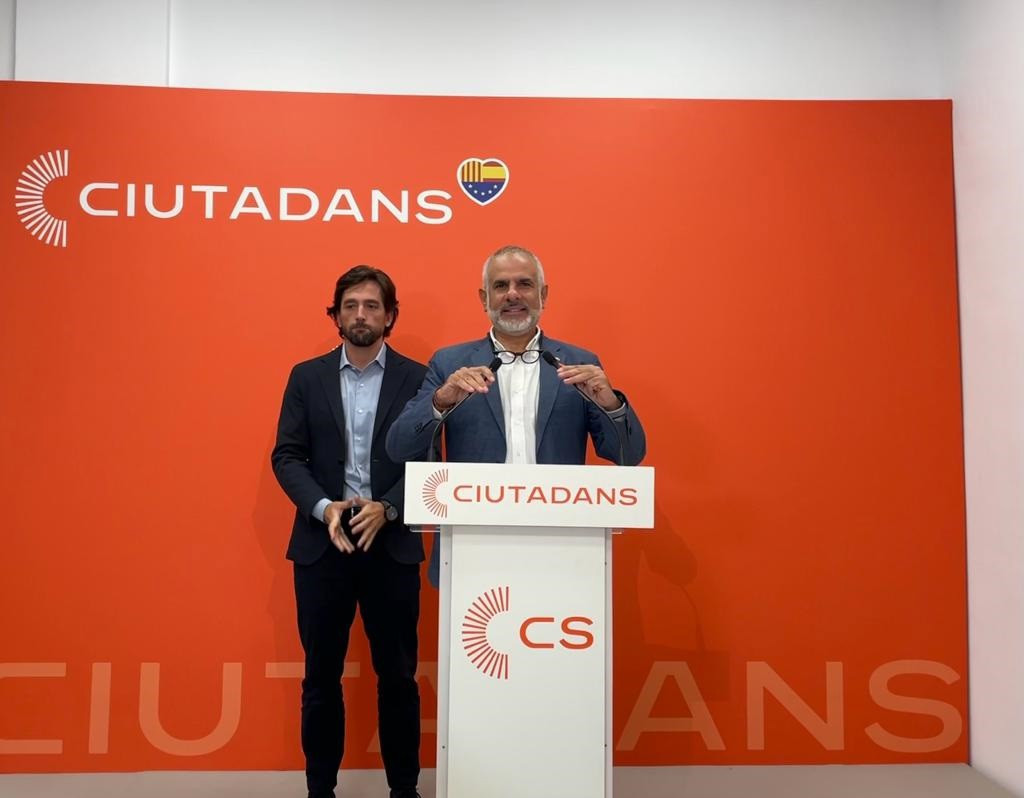 El líder de Cs a Catalunya, Carlos Carrizosa, en roda de premsa amb l'eurodiputat i secretari general de Cs, Adrián Vázquez.
