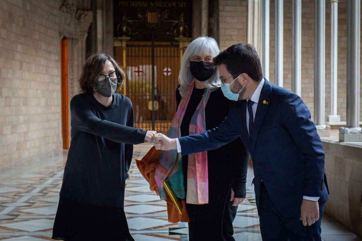 Arxiu - La portaveu de la CUP al Parlament, Eulàlia Reguant i la líder de la CUP al Parlament, Dolors Sabater, saluden el president de la Generalitat, Pere Aragonès.