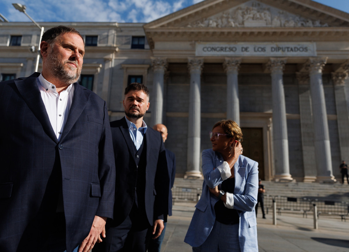 El líder d'ERC, Oriol Junqueras (i) i el portaveu d'ERC al Congrés, Gabriel Rufián (c), arriben al Congrés dels Diputats