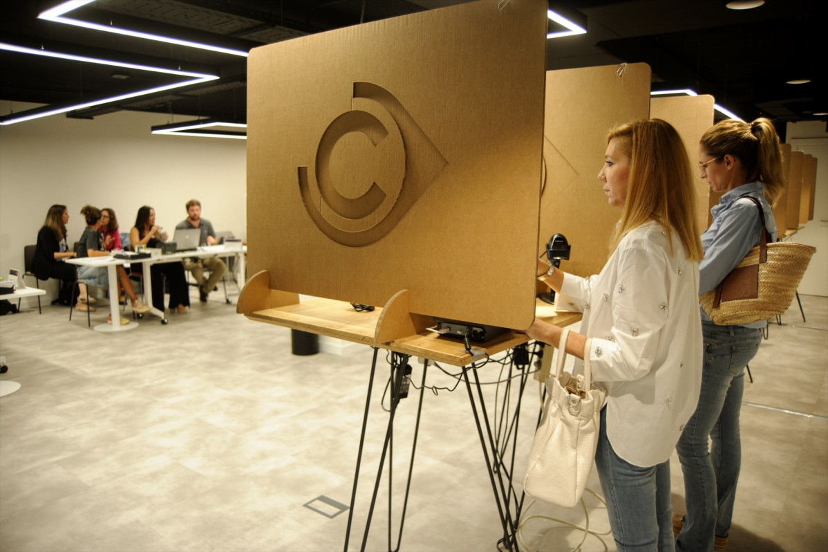 EuropaPress 5450773 diverses persones voten forma presencial càmera comerç barcelona 20