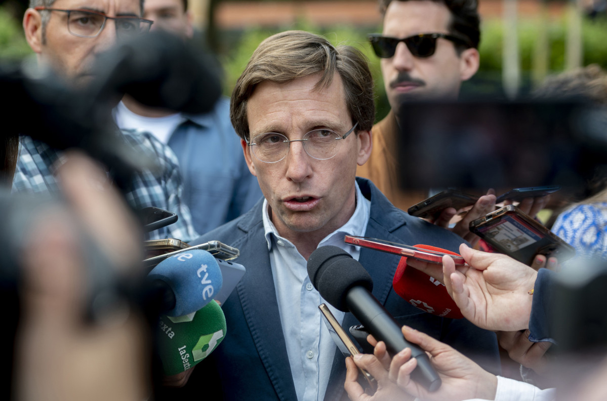 Arxiu - L'alcalde de Madrid i candidat del PP a la reelecció, José Luis Martínez-Almeida, ofereix declaracions als mitjans