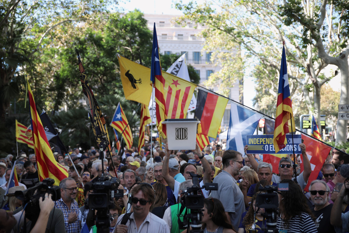 Manifestants a l'acte de l'ANC pel sisè aniversari de l'1-O