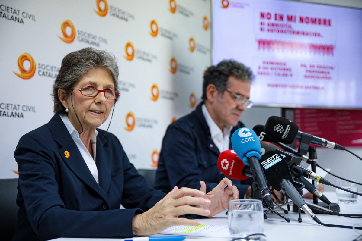 La presidenta de SCC, Elda Mata, i el vicepresident de SCC, Àlex Ramos, en roda de premsa.
