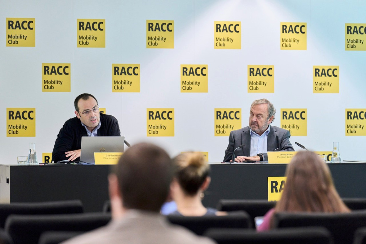El director de lÀrea de Mobilitat del RACC, Cristian Bardají (i) i el president del RACC, Josep Mateu (d).