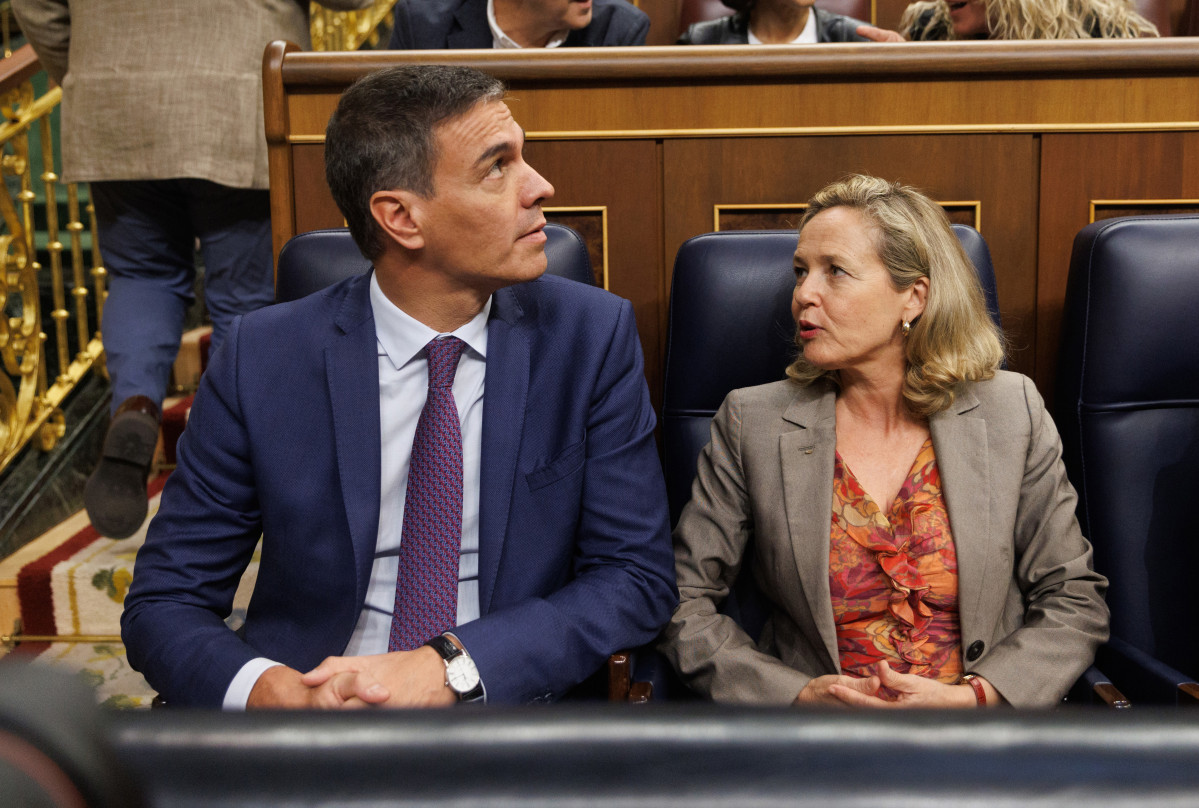 El president del Govern en funcions, Pedro Sánchez i la vicepresidenta primera i ministra dEconomia i Transformació Digital en funcions, Nadia Calviño, durant la segona votació de la i