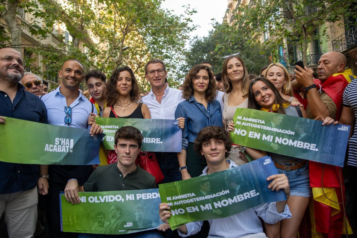 Feijóo amb membres de S'ha Acabat abans de la manifestació, amb Ayuso