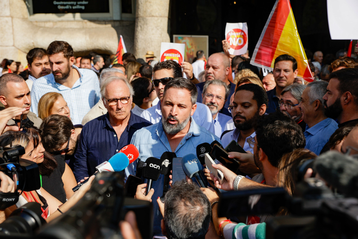 El líder de Vox, Santiago Abascal, atén els mitjans de comunicació abans de la manifestació de SCC, el 8 d'octubre del 2023, a Barcelona, Catalunya (Espanya)