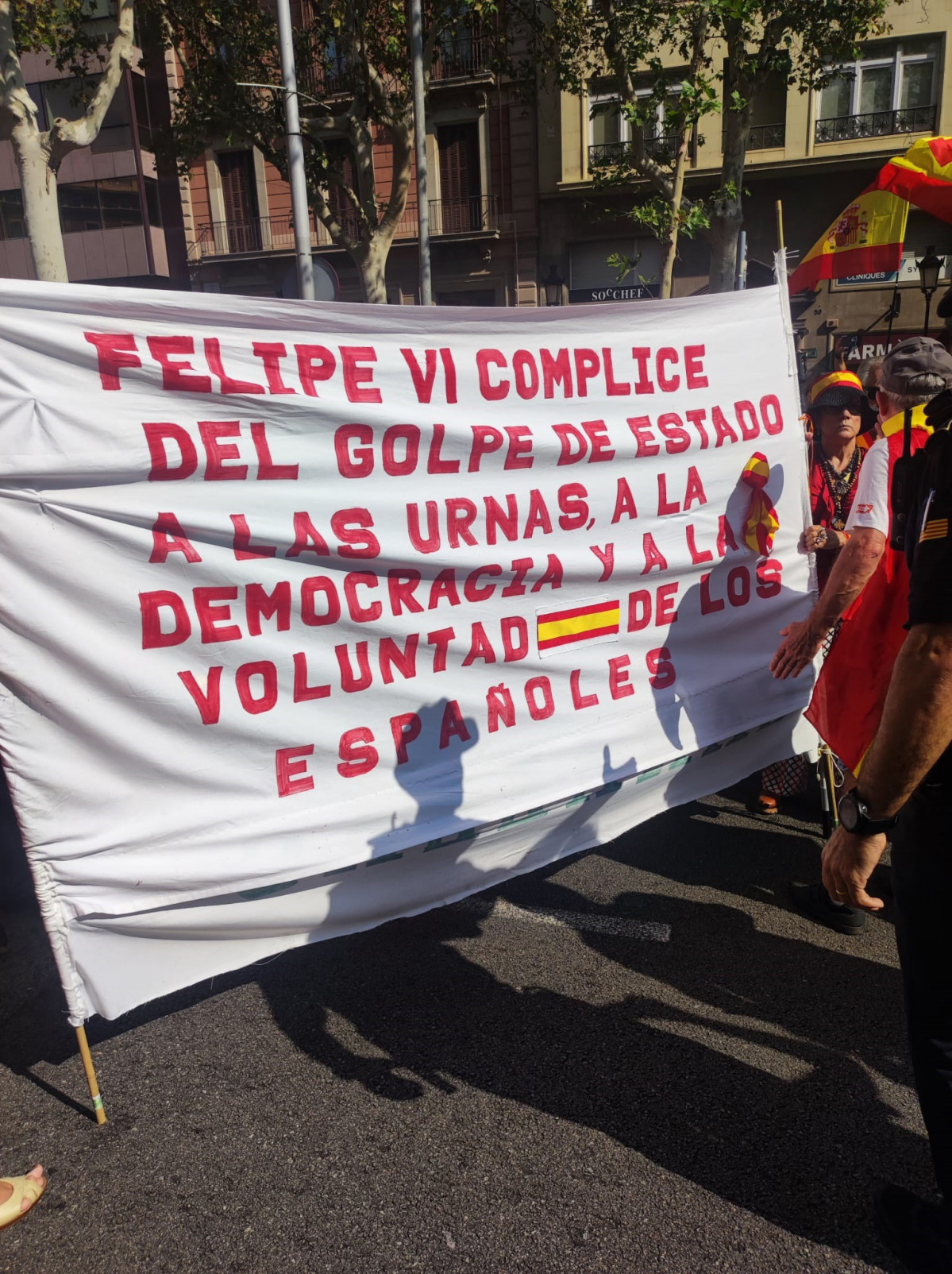 Pancarta contra el Rei Felip VI apartada de la capçalera