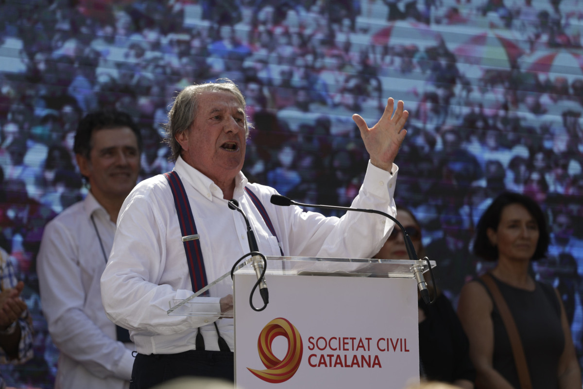 L'exalcalde de la Corunya, Francisco Vázquez, intervé durant una manifestació de SCC contra l'amnistia, el 8 d'octubre del 2023, a Barcelona, Catalunya.