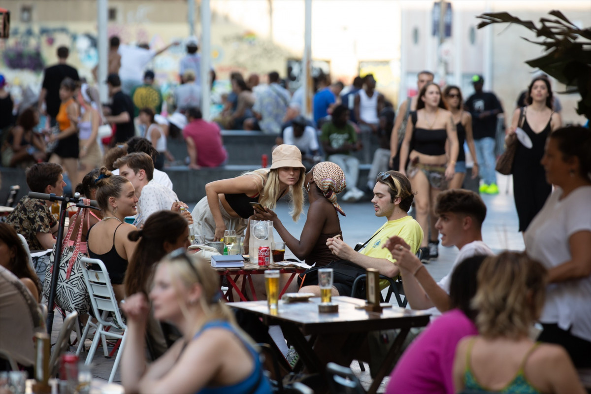 EuropaPress 4614046 diverses persones assegudes bars plaça dels angels raval agost 2022