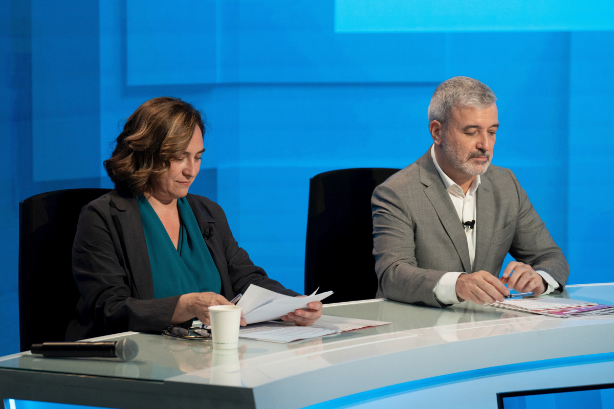 Arxiu - La líder de BComú, Ada Colau, i l'alcalde, Jaume Collboni, en un debat electoral durant la campanya del 28M.