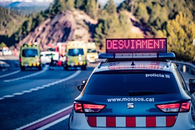 Arxiu - Un cotxe dels Mossos d'Esquadra i ambulàncies del SEM en un accident de trànsit