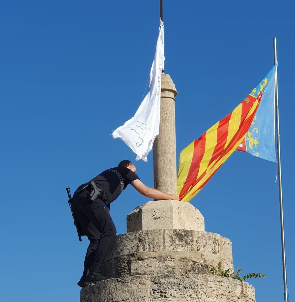 EuropaPress 5503569 policia local valència retira bandera versicles coren col·locat torres