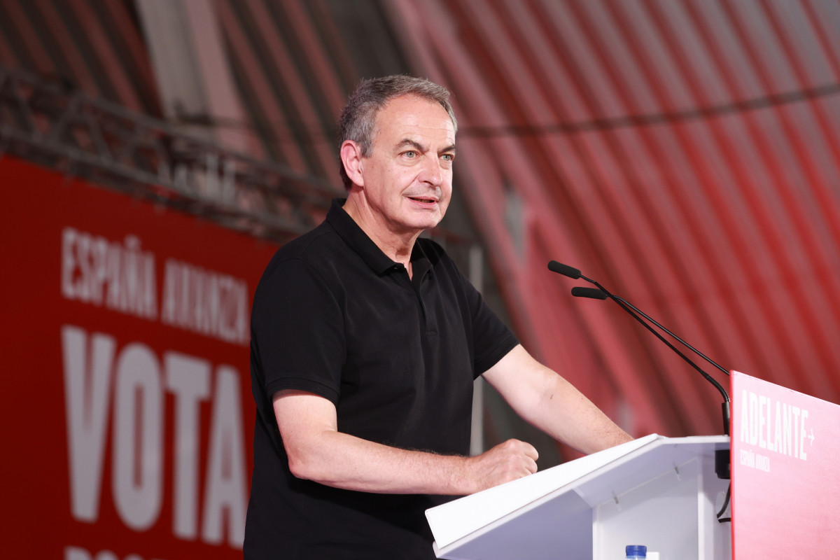 Arxiu - L'expresident del Govern José Luis Rodríguez Zapatero, durant la seva intervenció a l'acte de tancament de campanya del PSOE el 21 de juliol del 2023 a La Rinconada (Sevilla, Andalusia, Espanya).