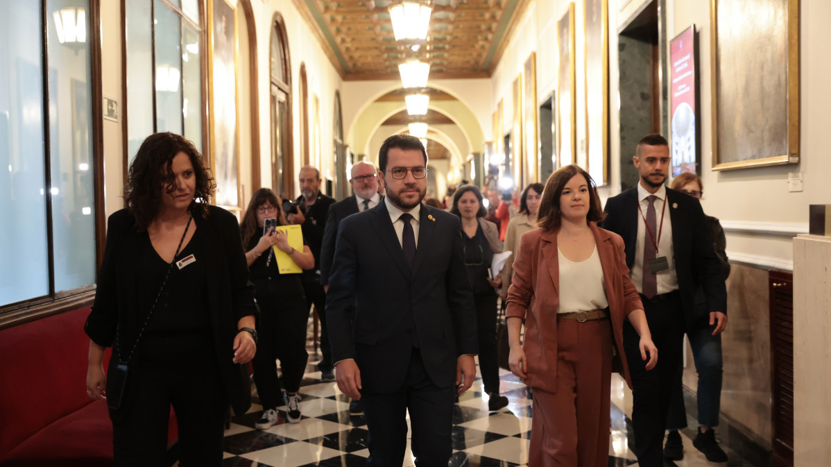 El president de la Generalitat de Catalunya, Pere Aragonès (c) i la portaveu d'ERC a la Cambra Alta, Sara Bailac (d), en arribar a la Comissió General de les Comunitats Autònomes, al Senat, a 19 d'octubre de 2023, a Madrid (Espanya).