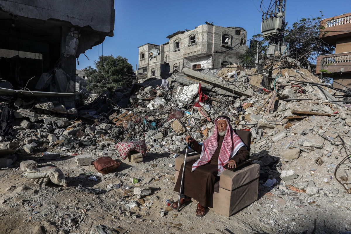 EuropaPress 5554013 04 novembre 2023 palestinian territoris rafah palestinian man sits on the