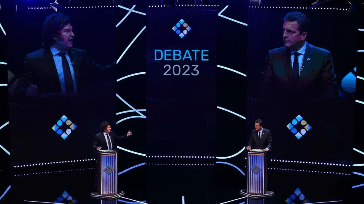 Els candidats a la Presidència argentina són l'oficialista Sergio Massa der. i el llibertari Javier Milei durant el debat 1200x674