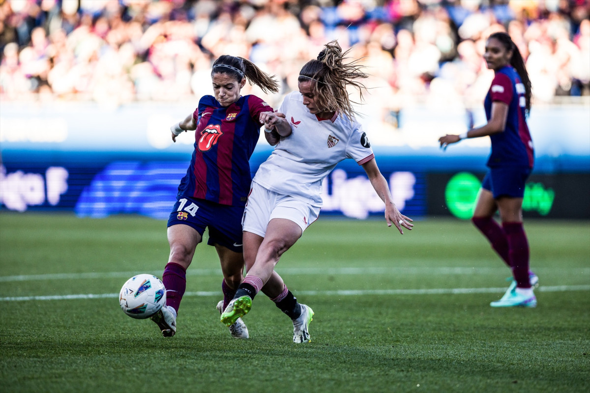 EuropaPress 5556171 aitana bonmati of fc barcelona femení in action against klara cahynova of