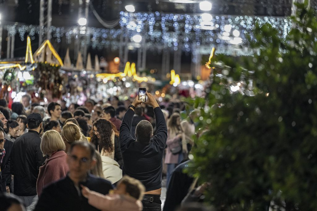 Gent passejant per la fira de santa l
