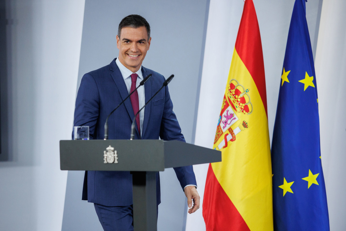 Arxiu - El president del Govern, Pedro Sánchez, en arribar a una roda de premsa al Complex de la Moncloa, a 3 d'octubre de 2023, a Madrid (Espanya).