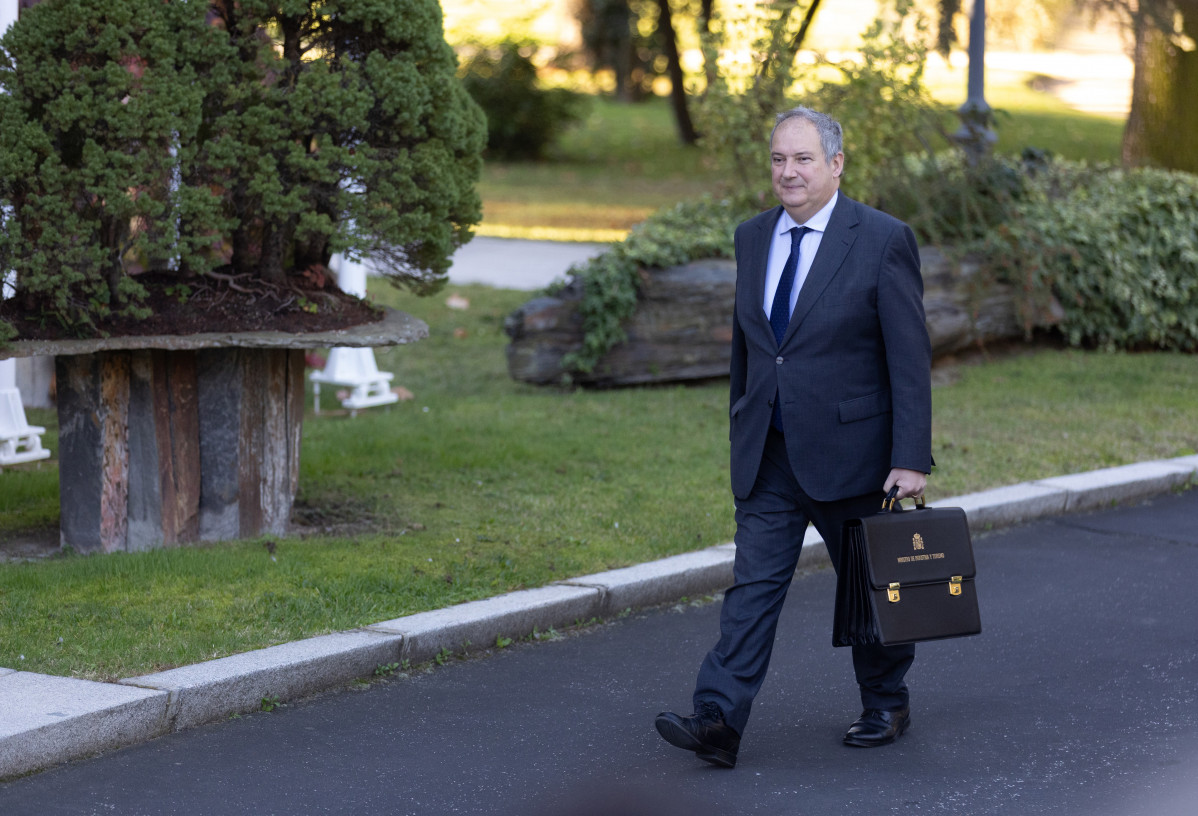El ministre d'Indústria i Turisme, Jordi Hereu, en arribar a la primera reunió de Consell de Ministres de la XV legislatura.