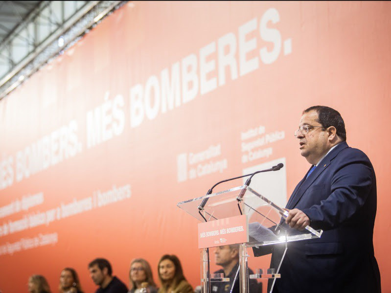 Joan Ignasi Elena, conseller d'Interior, ha presidit aquest dimecres l'acte de lliurament de diplomes de la 24a promoció del curs de formació bàsica de bomberes i bombers de l'Insitut de Seguretat Pública de Catalunya (ISPC).