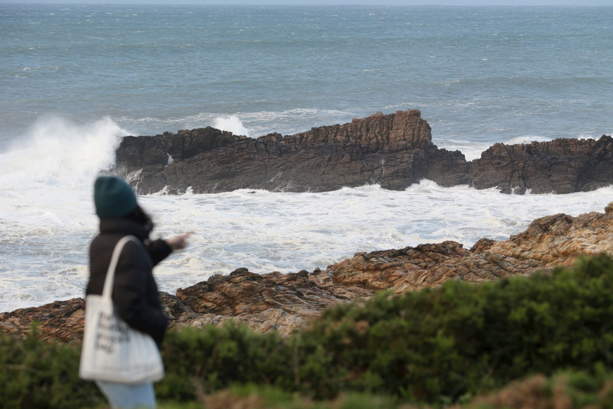 Diverses persones observen el mar embravit a la costa de Ribadeo, a 4 de novembre de 2023, a Ribadeo, Lugo, Galícia (Espanya).